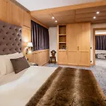 Hotell Lajadira & 4*