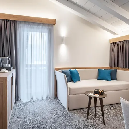 Lajadira & Отель 4*