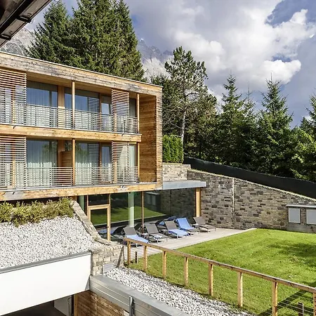 Lajadira & Отель Кортина-д'Ампеццо