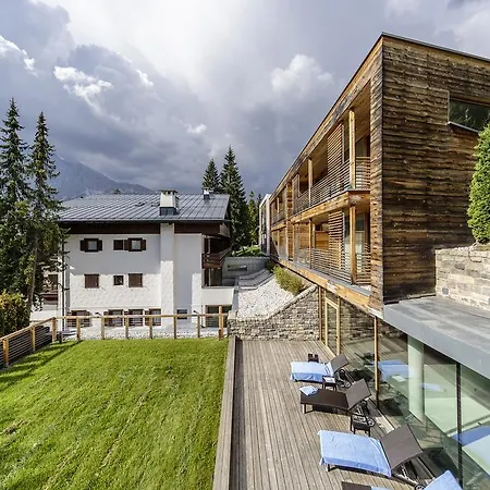 Lajadira & 호텔 코르티나 담페조