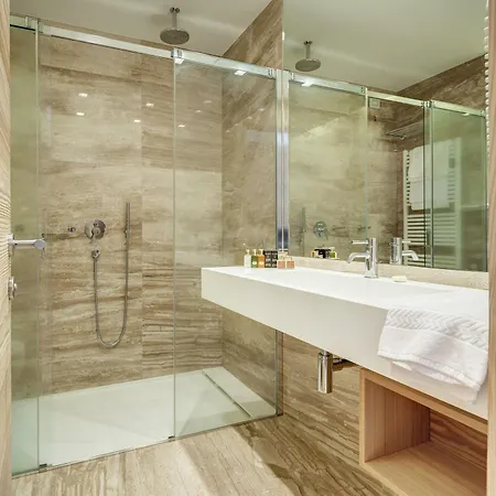 Lajadira & Hotel 4*
