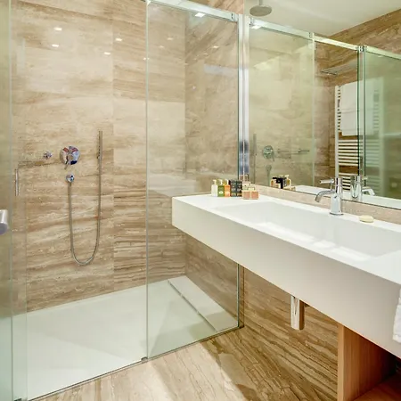 Lajadira & Hotel 4*
