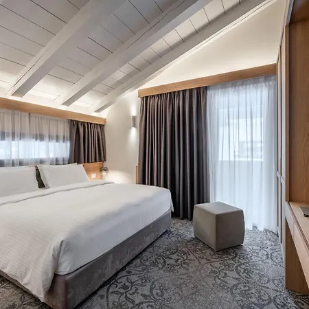 Otel Lajadira &